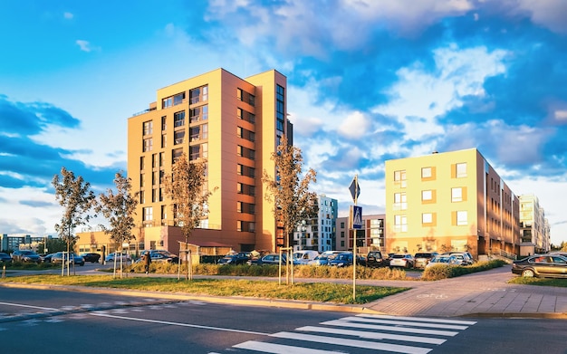 Maison d'appartements de l'UE et concept immobilier complexe de construction résidentielle. Et parking dans la rue. Au coucher du soleil