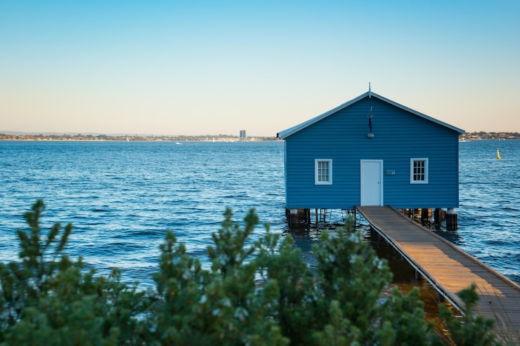 Photo une maison au bord de la mer contre un ciel clair
