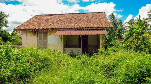 Une maison au milieu d'un champ