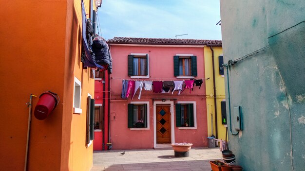 Maison authentique et linge coloré accroché dans les ruelles de Venise