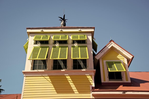 Maison aux volets jaunes avec ananas à Nassau Bahamas