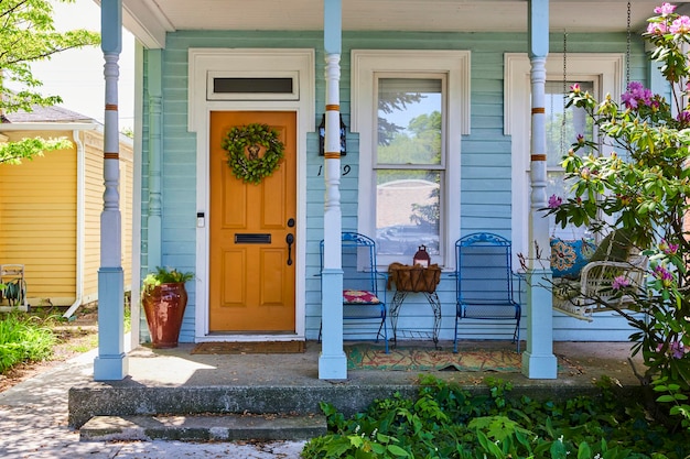 Maison de banlieue ensoleillée avec un porche confortable et un décor luxuriant Fort Wayne
