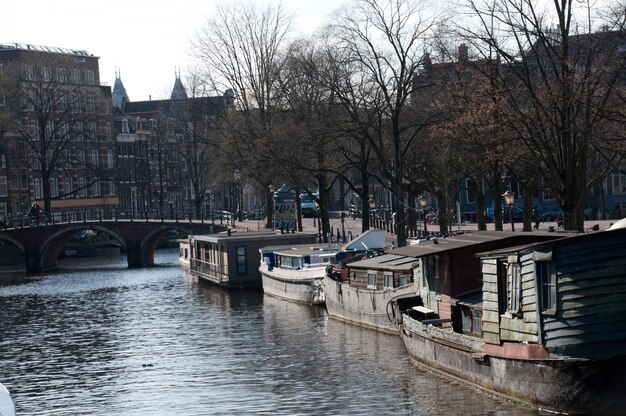 maison de bateau et canaux à Amsterdam, Pays-Bas