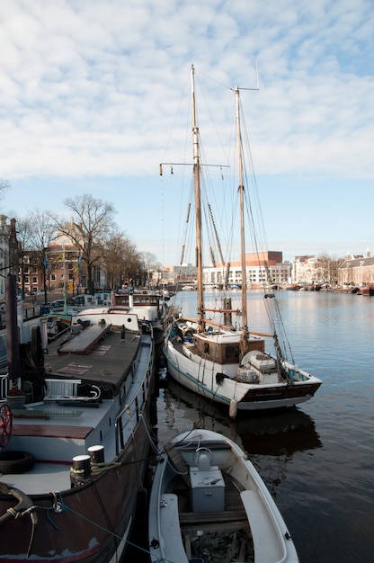 maison de bateau et canaux à Amsterdam, Pays-Bas