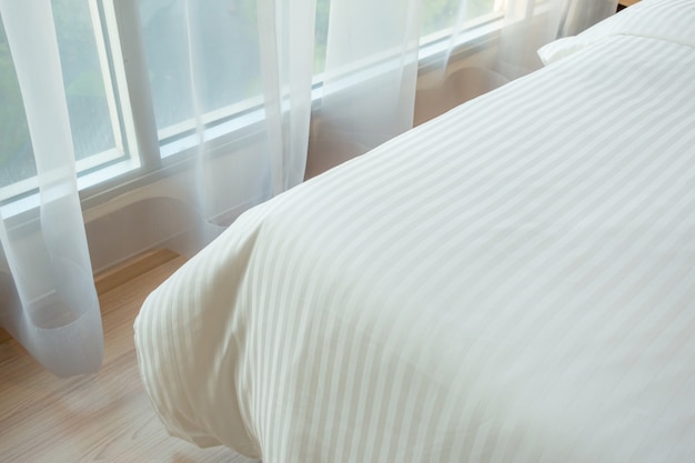 Maison beau concept avec coussin moelleux sur le lit dans la chambre