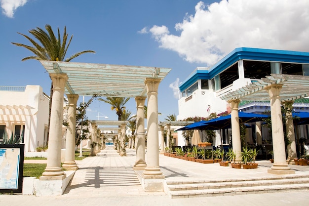 maison beige et palmiers dans l'un des resorts