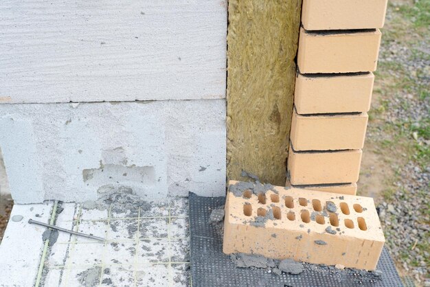 Maison en béton cellulaire isolée avec de la laine minérale et doublée de briques