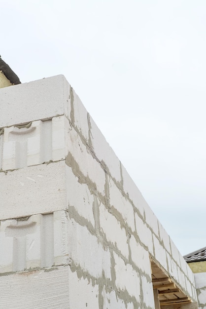 Maison en béton cellulaire isolée avec de la laine minérale et doublée de briques