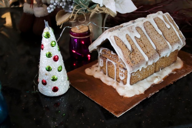 Maison de biscuits au sucre et sucre candi décoration de table ou présentoir de sapin de Noël