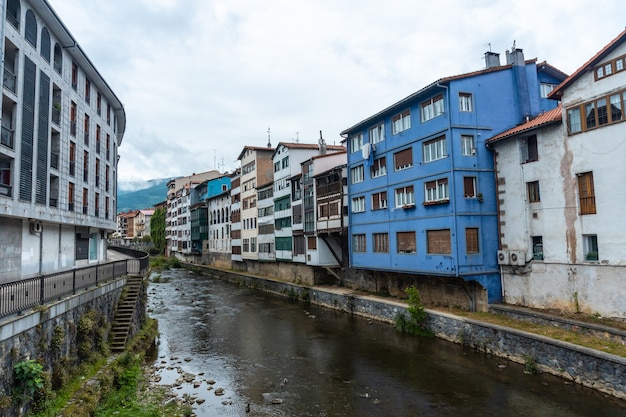 Maison bleue traditionnelle dans la ville d'Azkoitia à côté de la rivière Urola, Gipuzkoa. pays Basque