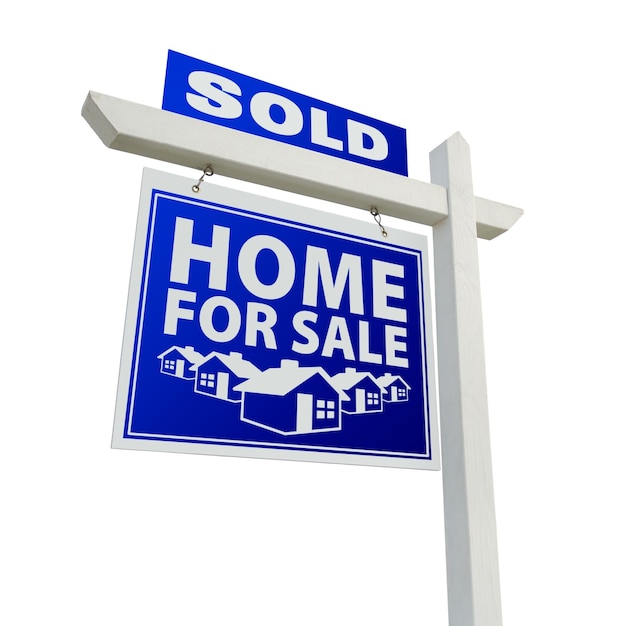 Maison bleue à vendre signe immobilier sur blanc
