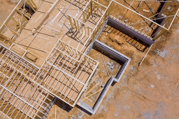 Maison en bois aux poutres américaines la vue de la structure du bâti sur une nouvelle charpente de développement en construction