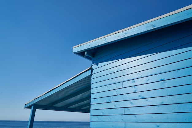 Maison en bois bleue et ciel bleu