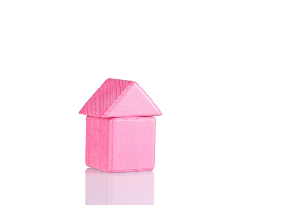 Maison en bois de couleur rose sur fond blanc