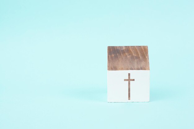 Maison en bois avec une croix religieuse église chrétienne croyance et concept de foi catholique