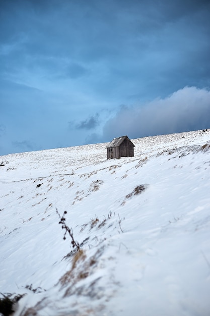 Maison En Bois Dans Les Montagnes D'hiver