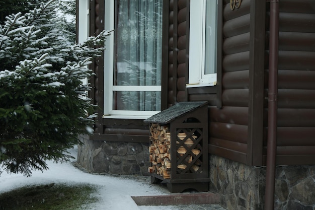 Maison en bois dans les montagnes en jour de neige