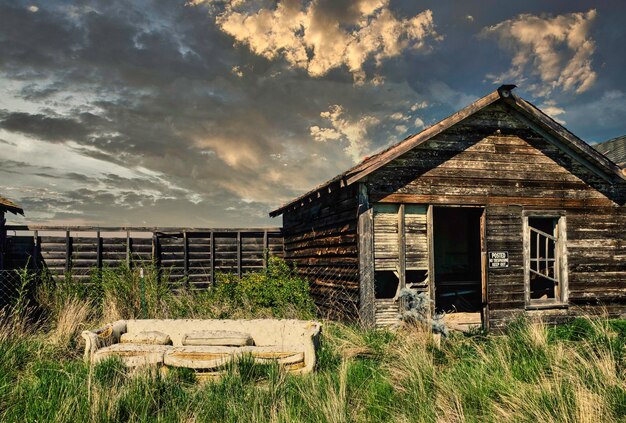 Maison en bois dans le paysage au coucher du soleil