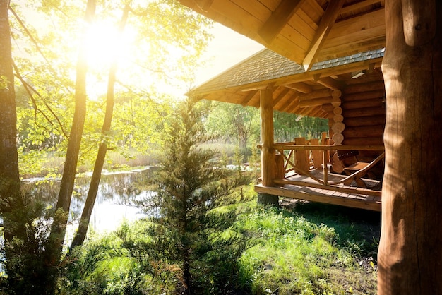 Maison en bois et étang au lever du soleil