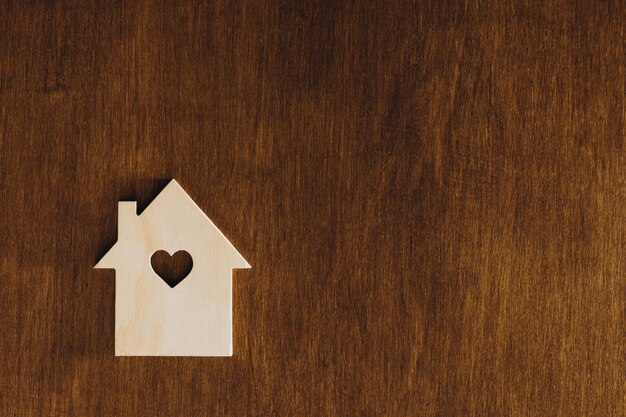 Maison en bois sur un fond en bois à l'espace de copie plat