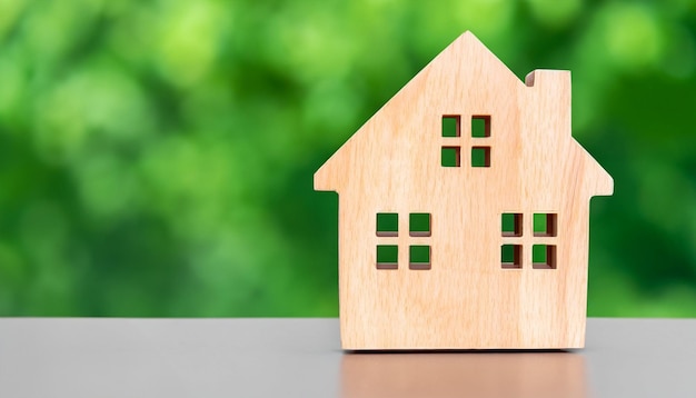 maison en bois sur fond vert