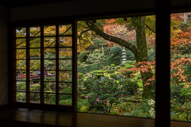 Maison en bois japonaise avec paysage d'automne