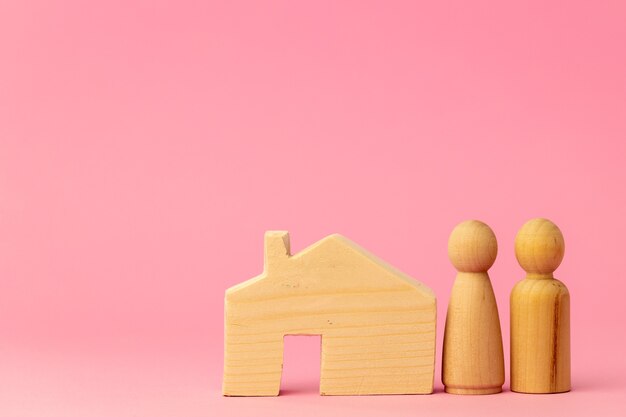 Maison en bois miniature et jouet personnes sur rose