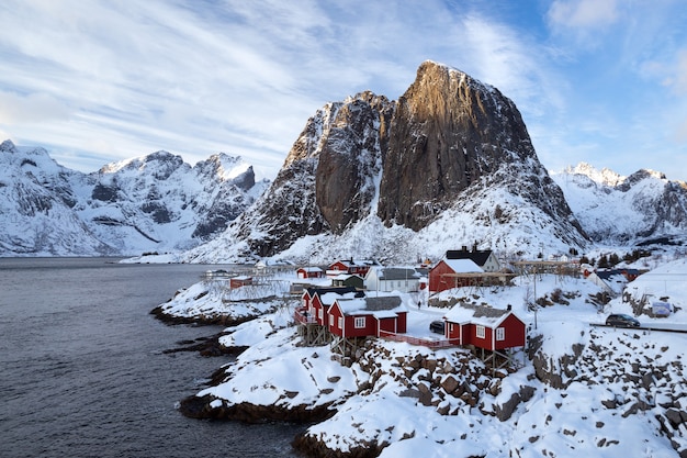 Maison en bois norvégienne traditionnelle rorbu pour se tenir sur le rivage du fjord et des montagnes au loin. Iles Lofoten. Norvège. voyage dans le monde