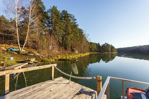 Maison en bois avec des piliers sur le lac un endroit pour se détendre de l'agitation de la ville