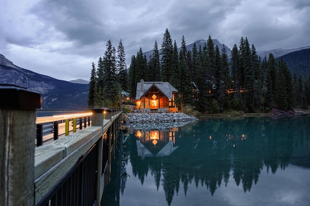 Maison en bois qui brille dans la forêt de pins sur le lac Emerald dans le parc national Yoho au Canada