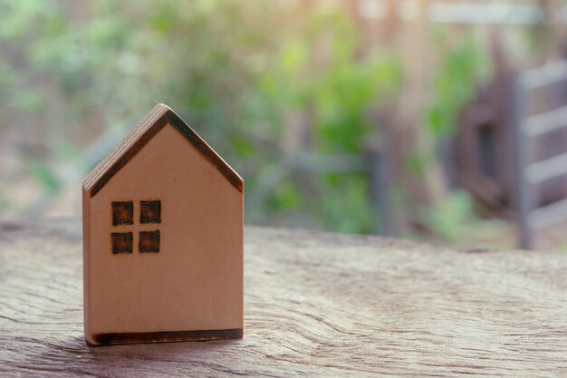 Maison en bois sur table en bois. Investissement immobilier et concept financier d'hypothèque de maison. espace de copie