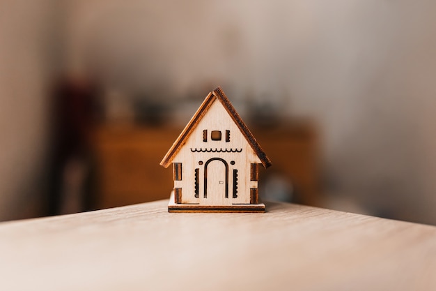 Maison en bois sur table en bois