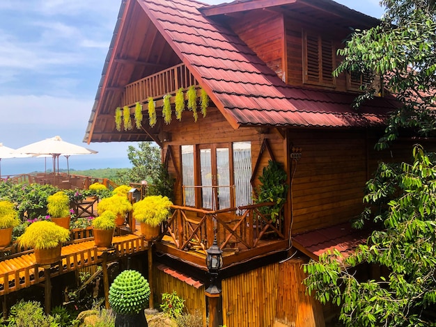 Une maison en bois avec un toit rouge et un toit rouge.