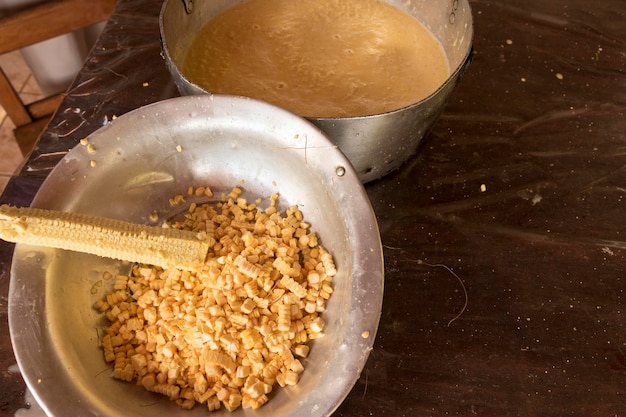 Maison brésilienne faite de dessert de maïs doux appelé Pamonha