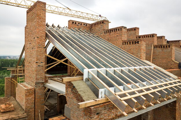 Maison en brique avec charpente en bois en construction