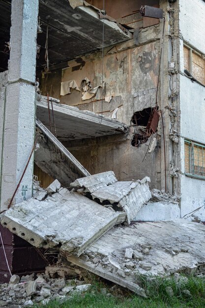 Photo une maison brisée par une fusée