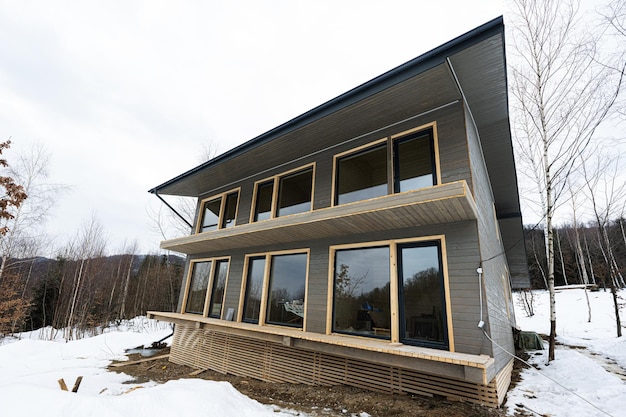 Maison de campagne en bois isolée dans les montagnes enneigées Week-end soul Vie sans voisins