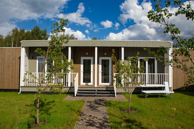 Maison de campagne d'été dans la forêt