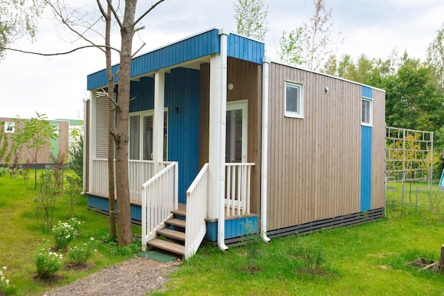 Maison de campagne d'été dans la forêt