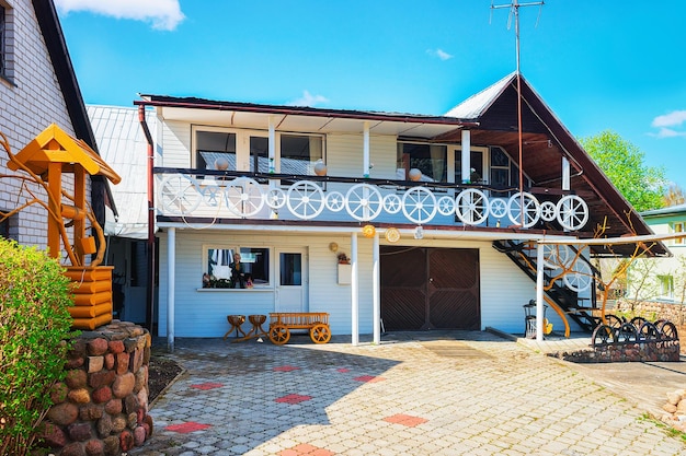 Maison de campagne moderne avec un décor intéressant