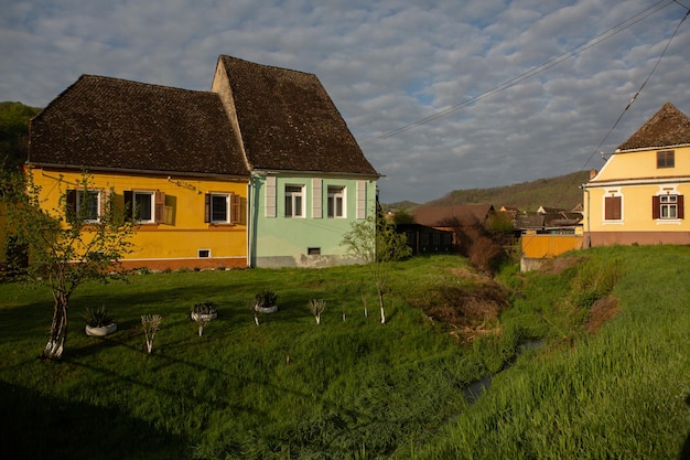 Une maison à la campagne avec une rivière en arrière-plan