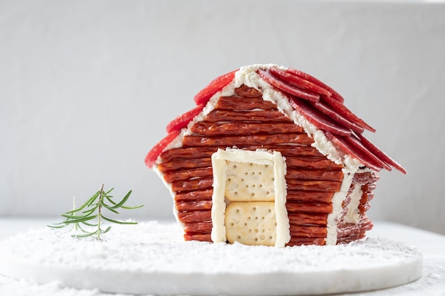 Maison de chalet de charcuterie pour une fête de Noël