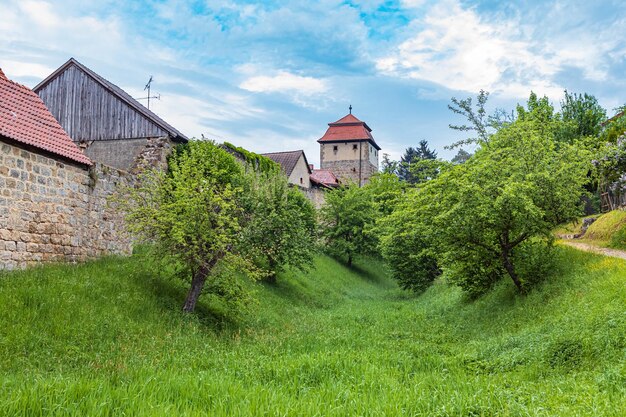 Photo maison sur le champ contre le ciel