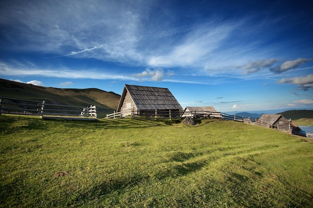 La maison sur le champ contre le ciel