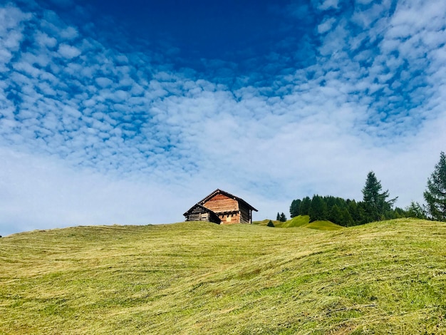 Photo maison sur le champ contre le ciel