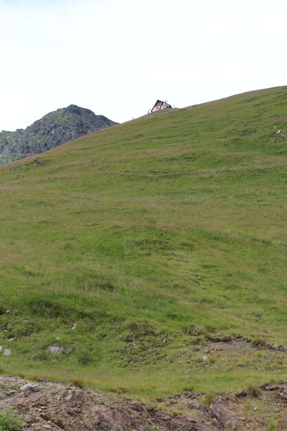 Une maison sur une colline