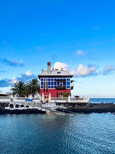 Photo maison colorée au bord de la mer