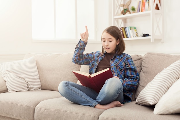 Maison confortable jeune fille réfléchie avec livre