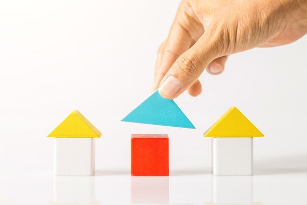 Maison de construction à la main (immobilier) avec des blocs de bois