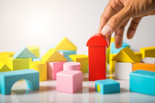 Maison de construction à la main (immobilier) avec des blocs de bois